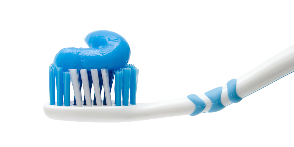 how to cure bad breath with toothbrush and brushing