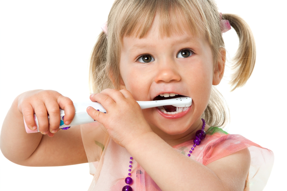 little girl choosing the best toothbrush in 2021